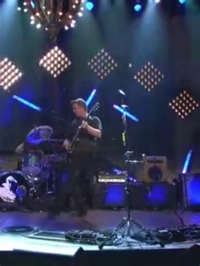 SNL: Ashton Kutcher & Them Crooked Vultures (2010)