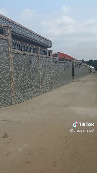 L’équipe de BrazzaNews est actuellement à Gamboma, devant le domaine construit par Dongou Zidane. Toute l’avenue qui lui est dédiée est entièrement occupée par ses constructions, des deux côtés, du début à la fin. Le nouveau DGA Hilarion Ollessongo du Trésor suit clairement ses traces dans le vol à outrance. Demain 10h30 , nous serons déjà à Oyo...