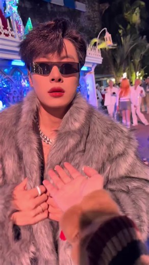 Special Kiss Moments: Cat Kisses to Melt Your Heart