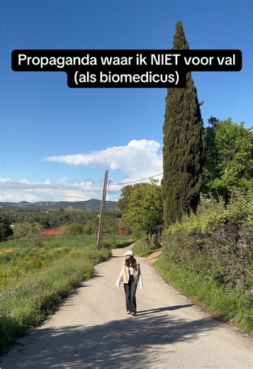 ⚠️ Je maakt jezelf langzaam elke dag ziek… zonder het door te hebben. Door alles wat je dagelijks inademt, drinkt, kookt en op je huid smeert Ik ben biomedisch afgestudeerd en hoe meer ik erin dook, hoe meer ik schrok. We krijgen gemiddeld 5 GRAM AAN MICROPLASTICS binnen PER WEEK! ‼️Plastic bakjes die microplastics afgeven in je eten. ‼️Parfum en schoonmaakmiddelen vol hormoonverstorende stoffen. ‼️Anti-aanbaklagen die beschadigen door hitte. ‼️Synthetische geuren die je zenuwstelsel continu pri