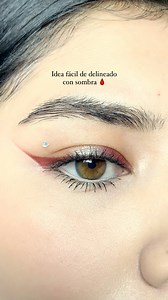28M views · 263K reactions | Idea fácil de delineado con sombra 喝 Para este look usé la Swam Ballet Series Six Color Eyeshadow Palette Nro. 02 “Black Swam” @flowerknows_global  #maquillaje #makeup #maquillajetips #maquillajetutorial #maquillajedeojos #tutorial #tutorialdemaquillaje #tipsdemaquillaje #maquillajenatural #maquillajefacil #tutorial #delineado #delineador #halloween | Makeupteca | Facebook