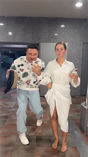 Vater & Tochter Duo 🧑‍🧒 🏋🏼 📸 on Instagram: "📸 Spiegel-Selfie des Tages – weil der Spiegel einfach der beste Fotograf ist! 😉 👀 „Wenn du dich selbst anschaust und denkst: ‘Da ist noch Luft nach oben – aber hey, das Licht passt!’“ 😂 🏋️‍♂️ Training läuft, 🍏 Ernährung stimmt, 📸 Und der Spiegel sagt: „Du bist’s!“ 👉 Abonnier meinen Kanal, wenn du Lust auf den perfekten Mix hast: 💪 Sport 😄 Humor 🥗 Gesundheit 🔥 Motivation 📸 Fotomodel-Life ✈️ Reisen 🌍 Von Deutschland bis Dubai – ich neh