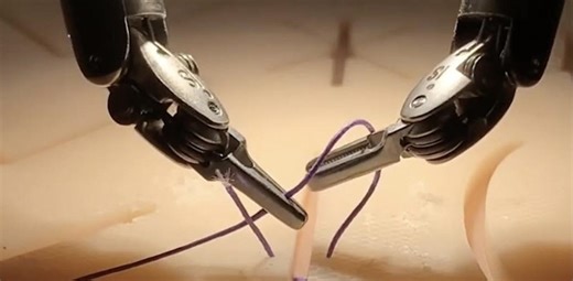 動画で手術を学ぶAIロボが大きく進化。だけど責任の所在はどこに？