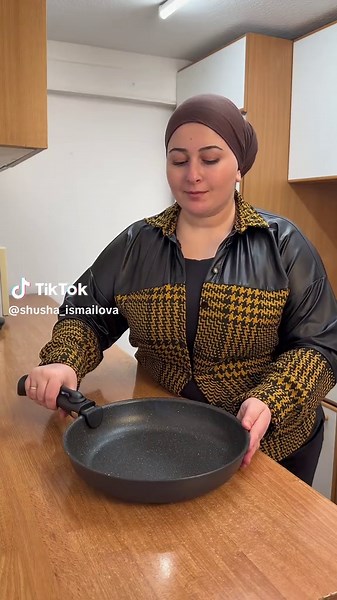 Молодая картошка 🥔 по-новому Ингредиенты Молодая картошка - 1 кг Вода - 1 стакан Сливочное масло - 50-100 г Укроп Чеснок Соль - по вкусу Приготовление Молодую картошку хорошо помыть, чистить не нужно. Выложить на сковороду, добавить стакан воды, накрыть крышкой и готовить, пока вода полностью не испарится и картошка станет мягкой. Зачем добавить кусочек масло и обжарить до золотистой корочки. Затем добавить мелко нарезанный чеснок, укроп и соль. Всё аккуратно перемешать и готово. Получается оче