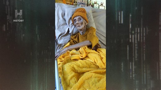 Um vídeo impressionante de um monge tailandês chocou a internet. Com uma aparência esquelética e serena, muitos questionaram se ele teria mais de 100 anos ou se estaria praticando a antiga e proibida "auto-mumificação". Nossos especialistas analisaram se é possível a mente controlar a matéria e estender a vida além do imaginável. O que você acha? 🤔 #MistériosRevelados | HISTORY