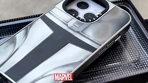 [ Shot Clip Review ] และนี่คือ CASETiFY x The Mandalorian™ 🩶 The Mandalorian Helmet Case ( Mirror Magsafe Case for iPhone 14 Pro : สี Silver on Silver ) บอกตรงๆว่าตอนโปรโมท มองไม่ออกว่ามันเงาเหมือนหมวกจริงๆ จนไปเห็นของจริง ⚠️ แต่ #ข้อเสียมหันต์ ของเคส เฉพาะรุ่น Mirror Case สี Silver on Silver มันมีอยู่ครับ นั่นคือตัวเคสเป็นรอยจากการกระแทกได้ง่ายมาก และถลอกง่ายมากๆ ดังนั้นคนที่จะพกเคสขอบสีเงินนี้ได้ #ต้องไม่ให้โทรศัพท์กระทบหรือกระแทก หรือแม้แต่ถ้าพกก็ต้องพกเเยกเอาไว้เลย อย่าใส่รวมกันของที่มีโอกา