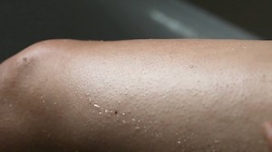 3.2K views · 23 reactions | Kleiner Sommer-Geheimtipp: Bei heißem Wetter fühlt sich normale Bodylotion manchmal zu klebrig an. Wenn du deine Haut dennoch pflegen möchtest, greif doch mal zur Buffy Bodybutter (Peeling inklusive). | LUSH Deutschland | Facebook