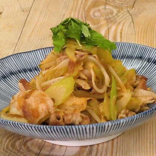 まろやかコクうま！ 豚肉とセロリの旨辛炒めのレシピ動画・作り方 | デリッシュキッチン