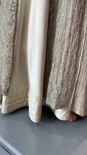 Was so lucky to see the dress Drew Barrymore wore in the 1988 film, “Ever After”, designed by the one and only, Jenny Beavan. It was on display at the Kerry Taylor Auction house in London. #everafter #thewings #everafterdress #everafterwings #drewbarrymore #costume #costumedesign #costumeforfilm