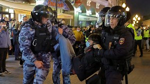 俄罗斯入侵乌克兰：俄罗斯宣布征召30万兵力对乌克兰意味着什么 - BBC News 中文