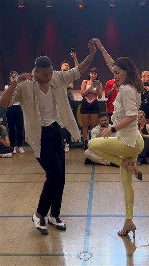 1.4M views · 63K reactions | SALSA CUBANA❤️‍ @fan più attivi Leoni Torres Demo final de clase . Gracias  a todos  | Wilmer Najarro y María del Carmen Moreno | Facebook