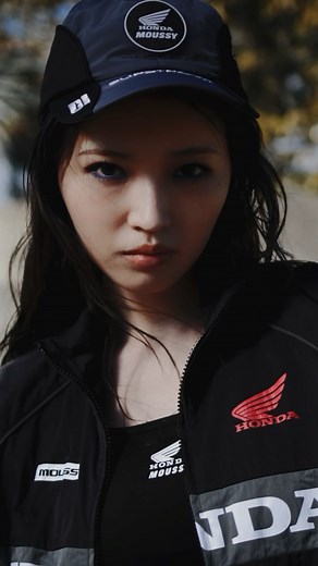 HONDA | MOUSSY 2025.4.18 DROP 3回目のコラボレーションを迎えたHONDA | MOUSSY 本コレクションはピットクルーをイメージしたセットアップなど全11型がラインナップ。 全店発売に先駆け、SHEL’TTER WEBSTOREでは4月4日(金)0:00より先行予約販売開始。 ＜Schedule＞ SHEL’TTER WEBSTORE：入荷連絡受付中 4月4日(金)0:00~ SHEL’TTER WEBSTORE：先行予約販売開始 4月18日(金) MOUSSY全店・ZOZOTOWN：発売開始 #HONDA_MOUSSY #MOUSSY #HONDA | moussy OFFICIAL