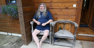 František Ringo Čech bydlí ve srubu, žije v něm sám. S manželkou se po 28 letech rozešli