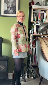 My handmade take on a Christmas jumper 🎄❤️🎄❤️ The pattern is grainline studio Tamarak jacket . I thought long and hard re what to sew with my lovely tilda fabric merry little Christmas fat quarter bundle from @hollieshaberdashery. I decided on a quilted Christmas jacket, I think it’s turned out pretty cute ☺️ . I stuck with a simple square patchwork design (as I wanted to get it finished this side or Christmas) but went for larger squares on the back to showcase some of the larger designs. . A