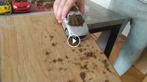 Autička pre deti.detske auta od blata padaju do vody