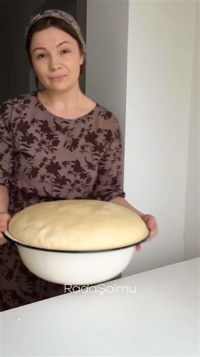 Rada Șoimu on Instagram: "PÂINE ÎMPLETITĂ – (3 pâinici pentru tăvi 22–25 cm)** ✅ Ingrediente pentru aluat • Apă călduță – 800 ml • Făină – 1,9 kg (+/-) • Ouă – 1 buc • Unt sau ulei – 120 g • Drojdie uscată – 20 g (sau drojdie proaspătă – 60 g) • Zahăr – 60 g • Sare – 40 g Pentru ungere: • (+ la final ungem cu puțină apă ⸻ ⸻ ✅ Mod de preparare 1. Activarea drojdiei Într-un vas punem apa călduță și drojdia. Adăugăm o parte din făina cernută și amestecăm. Acoperim și lăsăm 30 de minute. 2. Compoziț