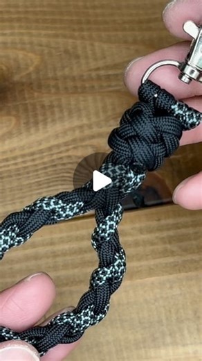 Tomo Paracord Collection | パラコードキーホルダー、フィンガーストラップの作り方短編動画。長編はYouTubeでアップしていますので是非チャレンジしてみて下さい💪 #パラコード #パラコード編み #パラコードキーホルダー #パラコードストラップ #パラコードアクセサリー #paracord... | Instagram