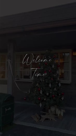 挙式がはじまる前にゲストの皆様をお出迎えするスタイルは驚かれたりお話し出来たりとても素敵な時間を過ごせます☺️#ルメルシェ元宇品 #ザサウスハーバーリゾート #広島結婚式場 #株式会社シェアクラッピング #ウェディングプランナー #日本一ハグが生まれる結婚式