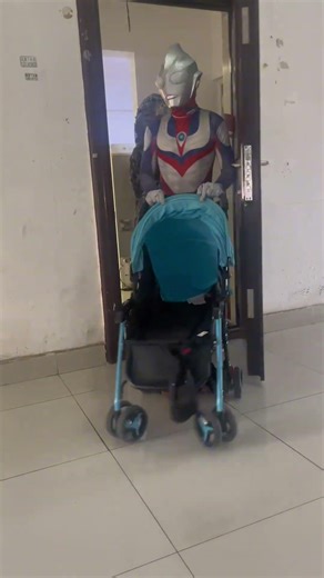 It's weekend, the whole family is happy to go out and play! #Ultraman