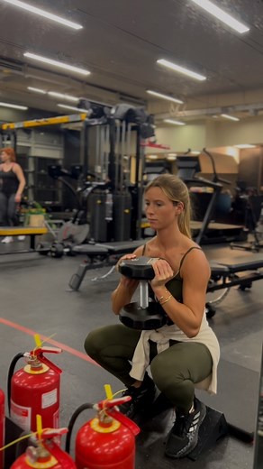 Laura Hamilton 🦋 on Instagram: "Otra rutina con @joyfitters ❤️ + @jstrongphysique enseñando en @motioncenter"