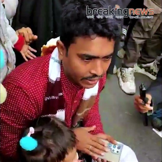 ছোট সন্তানদের নিয়ে আ/ন্দো/ল/নে মোবাইল ব্যবসায়ী