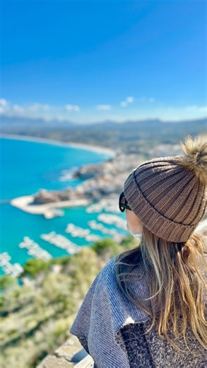 Mariana Villamarin on Instagram: "¿Estás organizando una visita a la isla de Sicilia y no sabes por dónde empezar? Te cuento nuestro Itinerario Completo por Sicilia y te comparto la GUÍA completa de Sicilia para que muy fácilmente y gratis puedas organizar tu propio viaje 🤗 La GUÍA (de acceso GRATIS desde el enlace 🔗 de mi perfil o pedimela y te la envío x privado) incluye: - Como llegar y moverte por toda la isla de Sicilia (en auto o en transporte público) - Cuántos días destinarle a cada lu