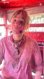 No hagas estas cosas en India si no querés pasarla mal ❌ No hagas Couchsurfing sola, nosotras éramos 4 y no nos quedó otro remedio que hacerlo, porque el hospedaje nos canceló a último minuto y ya no quedaban opciones de alojamiento disponibles en la ciudad! Terminamos durmiendo en un ashram donde el dueño quiso meterse de noche a dormir con las 4😱 Pagá el hospedaje si o si antes de viajar. Tampoco estando sola, te recomiendo celebrar festividades en la calle, como año nuevo o el Holi. Son todo