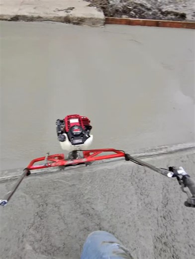 Strong Concrete on Instagram: "POV: Wet screeding a parking lot with the @allen.engineering magic screed… If you know, you know 😤👊 What’s your go-to screed on big slabs? #concrete #concretefinisher #concretelife #wetScreed #magicscreed #allenengineering #povconstruction #constructionlife #skilledtrades #satisfyingvideos #buildcommunity #contractorsofinstagram #jobsite"