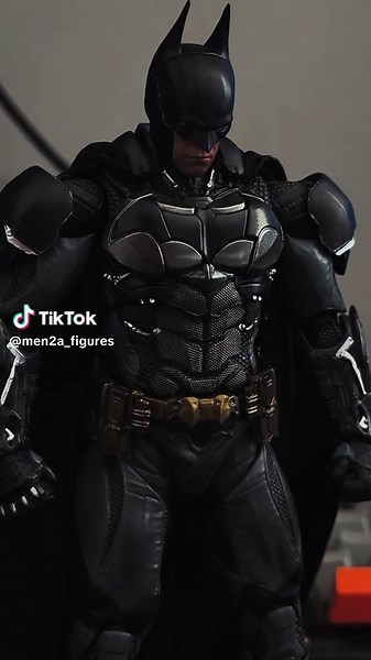 Lpzz Batman Arkham Knight. The review wait is over, I finally have in my hands the best detailed and more articulable figure of one of my favorite characters. #batman #batmanarkhamknight #arkhamknight #figureposing #actionfigures