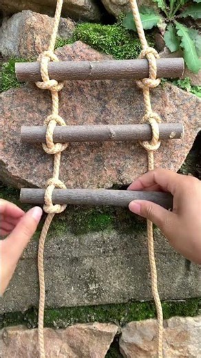 A simple rope ladder knotting method for outdoor use, very convenient for temporary situations.