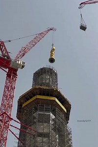 1.2M views · 76K reactions | Kun taɓa ganin yadda ake ɗora hasumiyar zinare a saman Masallacin Ka'aba?  - Haramain Sharifain | BBC Hausa | Facebook