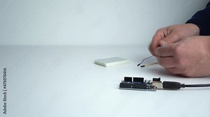 connecting a clock button to the Arduino microcontroller in microelectronics lessons