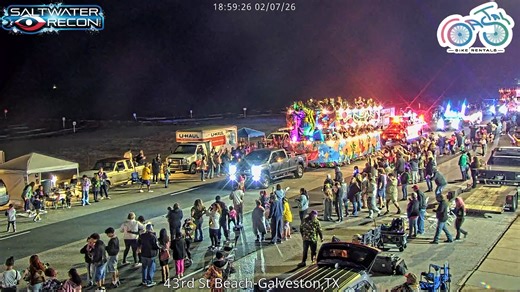 LIVE view along the Galveston beachfront. Crowds and festive activity happening right now. www.saltwater-recon.com | Saltwater-Recon.com
