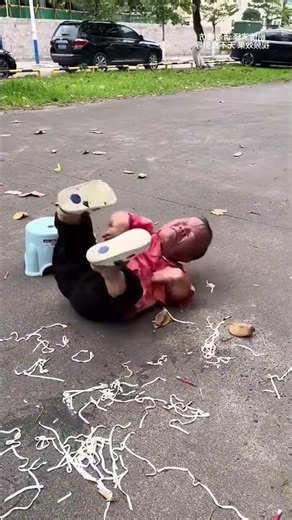 It's just cold noodles. #Funnyvideo #Laugh #Funny #Dwarf #99cm
