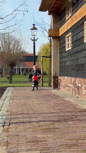 Omdat Riv en zijn motor-vlog zo leuk ontvangen werd, hier even een update! 💙 Na 2 dagen op zijn elektrische crossfiets geoefend te hebben, was het weer eens tijd voor zijn motor. En omdat het op zijn fiets zó goed ging, besloot Pasqual de zijwieltjes van de crossmotor af te halen. Je merkt dat het motortje nog wel wat zwaar is voor Riv waardoor hij bochtjes lastig vindt en remmen/stilstaan ook, dan valt hij om, maar verder ben ik echt flabbergasted over hoe snel hij zijn balans onder de knie he