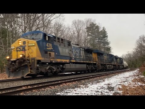 CSX M426/10 screams uphill at CP61 with screamer #476 leading