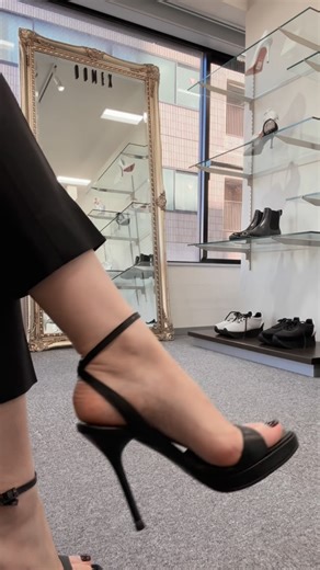 株式会社コメックス｜日本製ハイヒール専門店 on Instagram: "Hello, Christmas 🎄 派手すぎないのに、印象に残る。 シンプルでシャープなデザインが、 大人の足元を美しく引き立てます。 品番：5399 カラー：BLスムース／BLラメ／REDヘビ サイズ展開：S〜L ヒール：12.0cm／ストーム2.0cm ※サイズにより若干の差があります 価格：¥26,400（税込）"