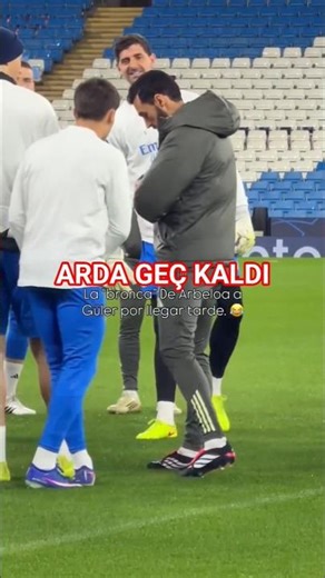 Arbeloa, antrenmana geç gelen Arda Güler'e saati gösteriyor.