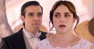 ¡De la felicidad a la tragedia! 😓 Está muy feliz por casarse con el hombre que ama, pero su vida se apaga en pleno festejo. 😰💔 Mejores escenas del capítulo de #LaRosa 🌹: 'Dulce amor' #LaRosaDeGuadalupe Lunes a viernes 7P/8C por Univision. | UniNovelas