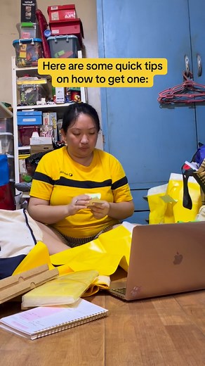 Packing client giveaways Batch 1 Tips on Getting Insurance When your Sun Life advisor gives you merch, pinag gastusan at pinagisipan nila yun. We put effort in showing care and love for our clients. So imbis na mag “sana all” ka, you can actually ask for another advisor to adopt you for free. If wala ka pang insurance at November 2025 na, here are some quick tips on how to get one: 1️⃣ Book a video call with your chosen advisor 2️⃣ Ask to be transparently educated on the pros and cons of each in