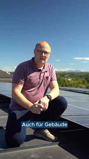 Auch für Gebäude im Denkmalschutz haben wir die passende Lösung. 🏛️☀️ In diesem Fall arbeiten wir auf einem Dach, bei dem der Denkmalschutz besonders streng ist. Das Kupferdach stellte eine echte Herausforderung dar – denn hier dürfen nur so wenige Dachdurchdringungen wie möglich gemacht werden. Unsere Lösung: ein Alpin-Tragsystem. Damit benötigen wir deutlich weniger Befestigungspunkte und können die PV-Anlage dennoch absolut sicher montieren. Die Dichtheit haben wir über Löthülsen im Kupferda