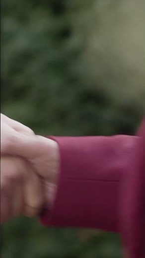 You know what you're getting with Premier Inn | 6" Handshaking (Shorts)