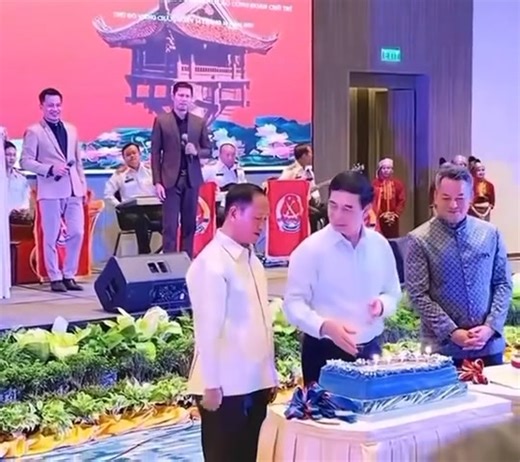 Đồng chí Đại tướng Phan Văn Giang được các bạn Lào, Campuchia tổ chức sinh nhật bất ngờ trong chuyến công tác tại Lào. Và bất ngờ hơn là cách thổi nến của Đại tướng🥰 | Woman Vietnam