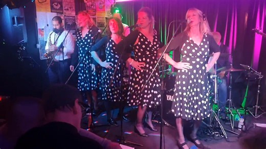 Het was weer een memorabele avond in t Bolwerk gisteren; 6 verschillende acts die de stampvolle kroeg trakteerden op hun muzikale cadeautjes. Duo Timeless trapte af met een set vol heerlijk herkenbare, lekker in het gehoor liggende akoestische covers. Hierna was het de beurt aan Speedmönster; met Aalten als basis timmerde deze formatie totdat Covid toesloeg aan de weg, waarna ze door allerlei omstandigheden niet meer aan optreden toekwam: tot gisteravond!! De band pakte het publiek in met strak 