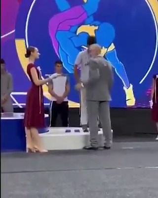 伊朗今天用残酷的绞刑处死了19岁的男孩。他是一位摔跤冠军，还在国际比赛中拿过奖牌。😭😭😭💔💔💔💔强烈支持美国和以色列往死里干这些打着“神”的旗号、却干尽人间恶事的恶棍政权。背景补充： 萨利赫·穆罕默迪因为参与2026年1月爆发的抗议活动而被捕。他被指控在抗议中杀害一名警察，并被判犯有“与真主为敌”罪。他在监狱还遭受了严重酷刑😭秘密审判，公开处决。所谓公正在这个国家就是笑话😡这次处决在国际体育界引发巨大震动，很多人都把它和2020年以同样罪名被绞死的著名摔跤手纳维德·阿夫卡里（Navid Afkari）相提并论。其实伊朗是个文化底蕴极其深厚的国家。改天有空聊聊伊朗电影🎞️在如此恶劣的环境下，伊朗电影依然能独树一帜，跻身世界最顶尖的行列，真是奇迹。伊朗的几位优秀导演，好几位拍完片子就不得不逃亡海外，否则就是死罪😱这种罪恶神棍政权，不打垮他们天理难容！