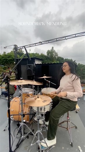 Thalita Nur Fadillah on Instagram: "sefruit tips soundcheck dengan rambut yg terbang-terbang imut🤓🤏🏻 #drummergirl #musicianlife #drummerindonesia @tips_drum #drummerlife #reel"