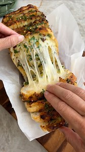 Hi-Fibre Lo-GI Cheesy Pull Apart Garlic Bread 🧄🧀🍞🤤 SAVE this recipe This is your sign to become a @bakersdelight Dough Getter and get your FREE* Hi-Fibre Lo-GI Loaf so you can make my delicious Cheesy Pull Apart Garlic Bread 🍞🤤 *T&Cs apply RECIPE Ingredients: 1 Bakers Delight Hi-Fibre Lo-GI White Loaf 2 heads of garlic 1 tbsp extra virgin olive oil Pinch of salt 125g butter, softened 1/4 cup fresh parsley, finely chopped 1 tbsp chilli flakes Drizzle of honey 1 ½ cups shredded mozzarella Me
