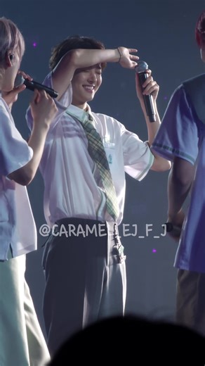 240831 夜 声変わり EJ Focus🍊 窓フリの時フウマくんにウインクされたっぽくて笑っちゃってるの可愛すぎ💓☺️それ以外も1曲通してみんなとアイコンタクト沢山してすごい楽しそうなの最高だな〜✨そしてこのアングルいつも以上にウィジュの肩幅と大きな背中にやられる…カッコイイねっっ🎤💞 #andTEAM #앤팀 #エンティーム #EJ #의주 #ウィジュ #andteam_ej #声変わり #second_to_none #second_to_nonee_seoul