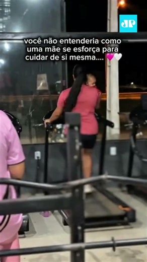 Mulher viraliza ao treinar em academia com filha bebê no colo #shorts