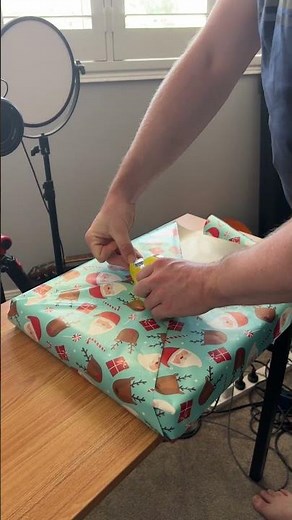 The Easiest Way to Wrap Christmas Presents 🎄